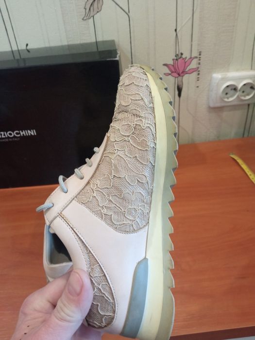 Продам женские демисезонные кожаные кроссовки La Pinta.