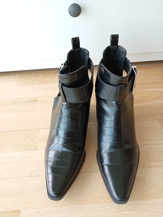 Botins pretos com textura