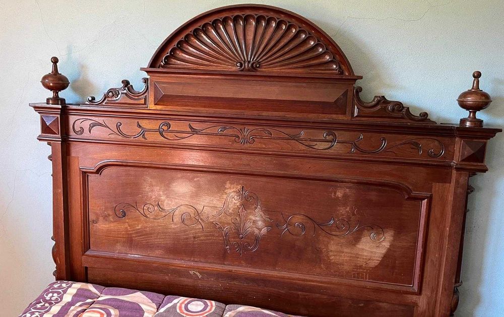 Conjunto de móveis em madeira maciça