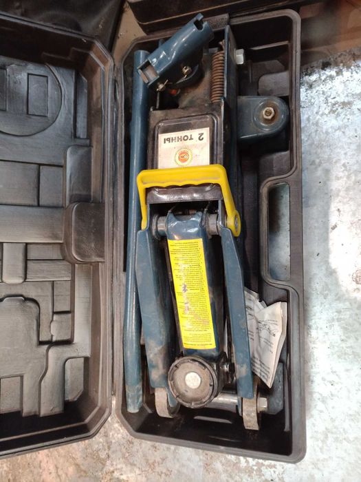 Домкрат 2т (85-385мм) подкатной гидравлический