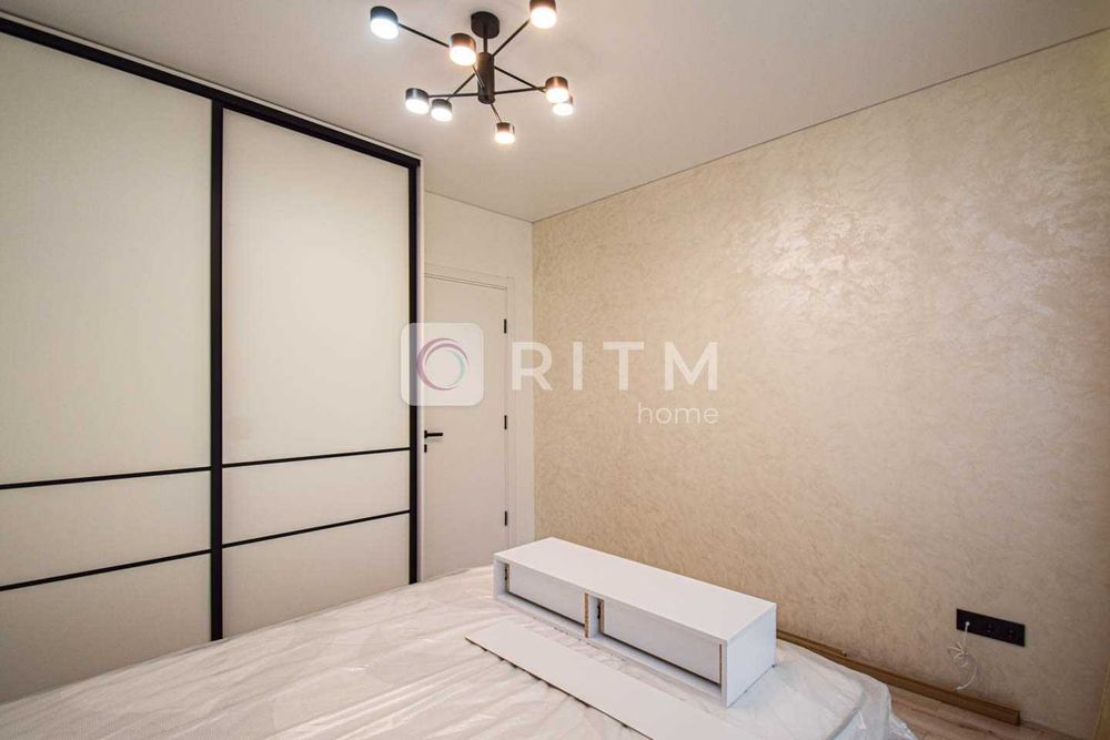 Продається сучасна 2-кімнатна квартира + кухня студія в центрі міста