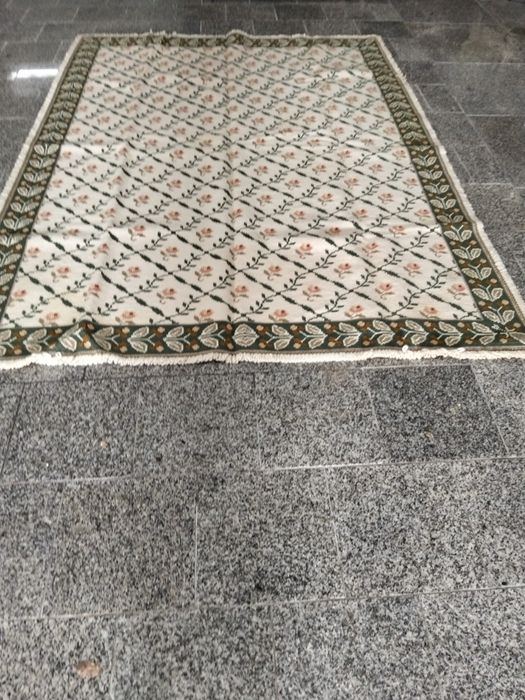 Três Carpetes de arraiolos muito bonitas