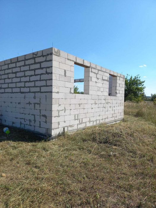 Незакінчене будівництво в Низах