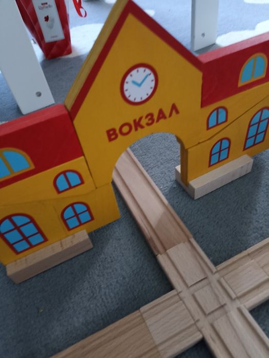 Є багато різних деталей потяги і дороги