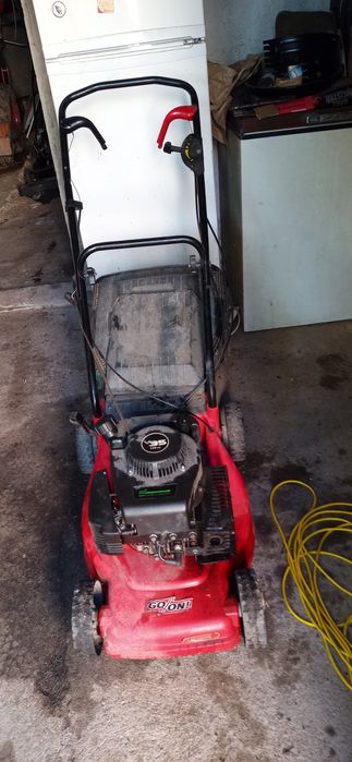 Corta relvas a gasolina com tração, carburador deficiente.