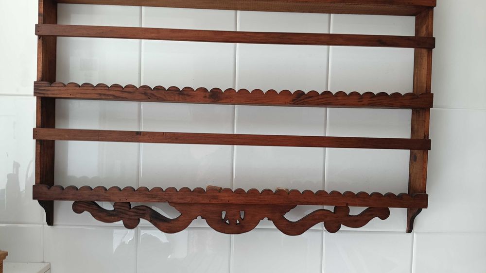 Escaparate de parede em madeira, com cinco prateleiras em bom estado