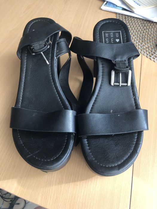 Buty damskie na koturnie