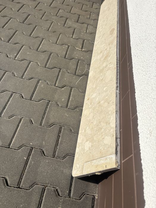 Parapet z konglomeratu /granit/