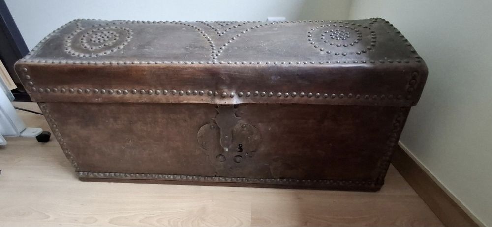 Comoda antiga em excelente estado e baú