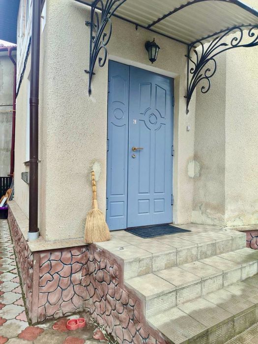 Продається квартира в частині будинку в самому центрі міста. Чортків