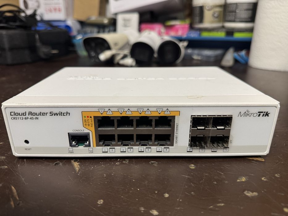 Switch Mikrotik CRS112-8P-4S-IN