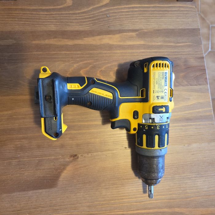 Aparafusadora DeWalt DCD795