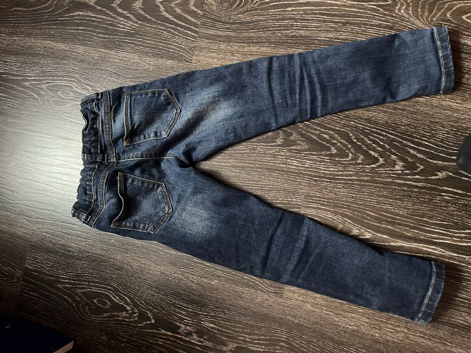 Продам фирменные джинсы в камнях на девочку