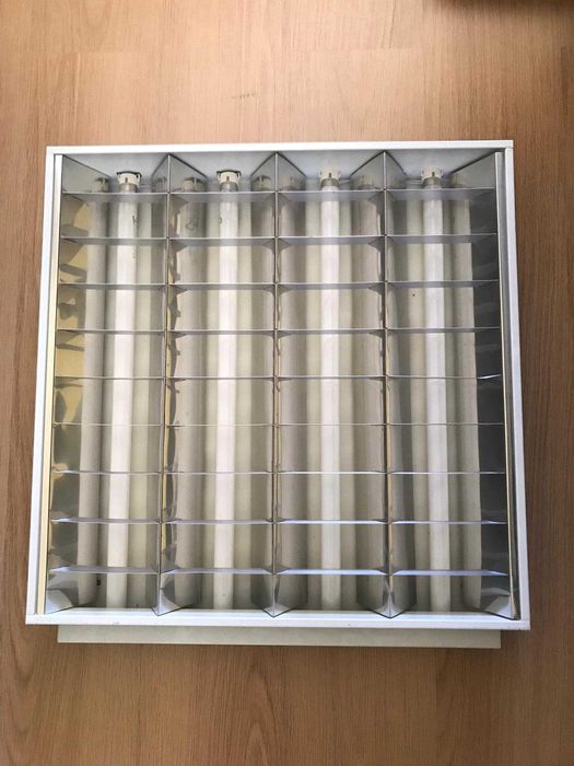 Iluminação fluorescente embutida.