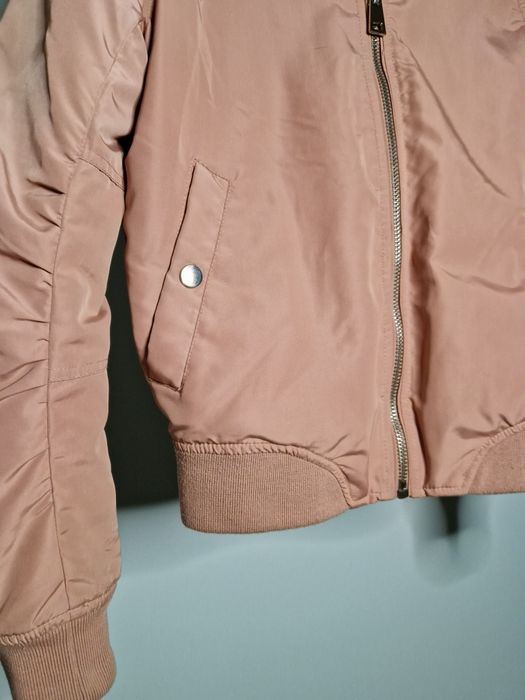 Pudrowo różowa bomberka bomber Stradivarius