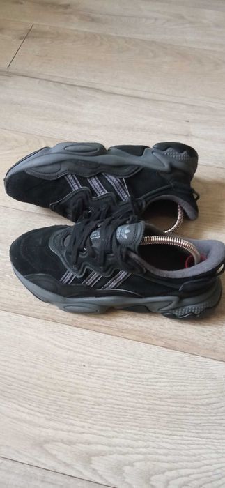 Кросівки Adidas Ozweego у чорному кольорі.