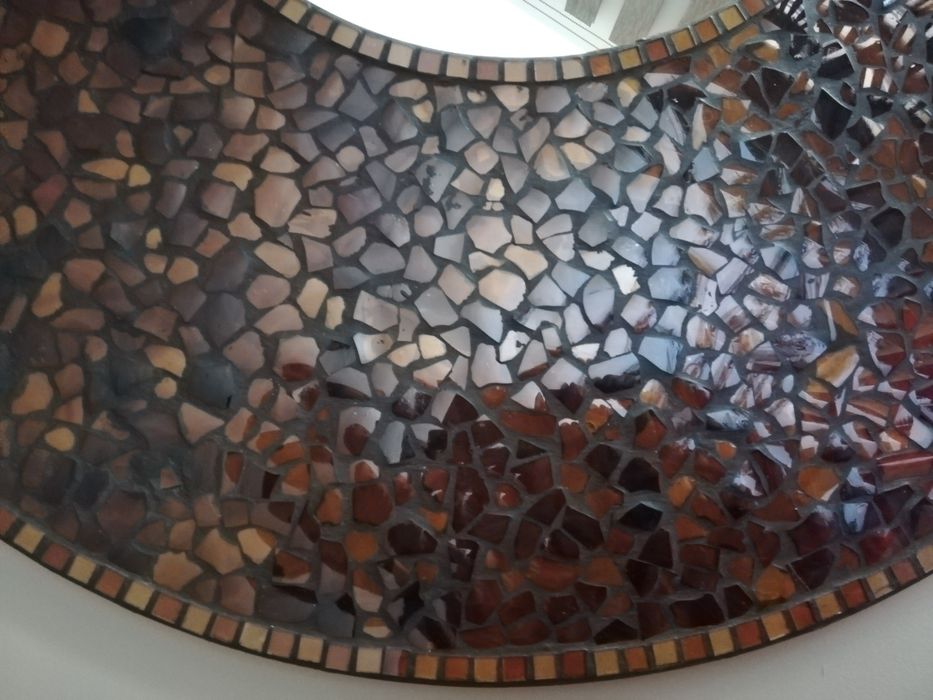 Quadro Étnico de 77cm diâmetro em tons de castanho e com com espelho