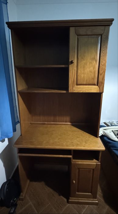 Secretaria com gavetas e portas em pinho mel