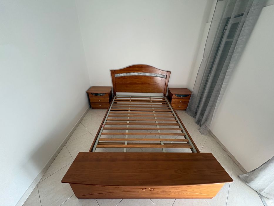 Cama de Casal em Mogno Maciço + Conjunto Completo
