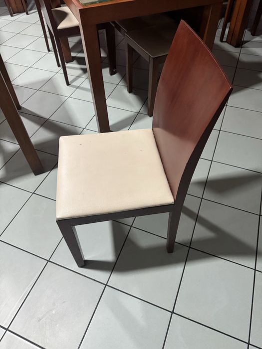 Cadeiras e mesas restaurante ou café