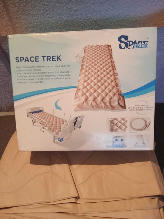 É um colchão anti-escaras (anti-decúbito) insuflável, da marca Space Trek.