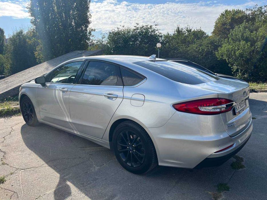 Оренда автомобіля Ford Fusion Hybrid 2019