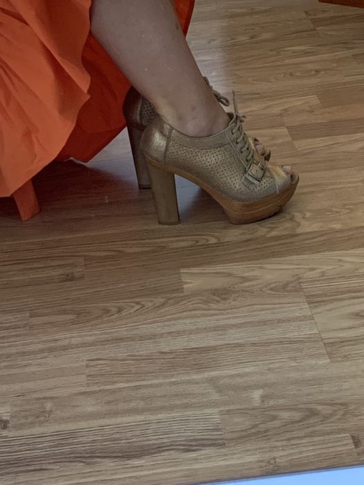 Sapato dourado aberto a frente e compensados! De Manuel Alves