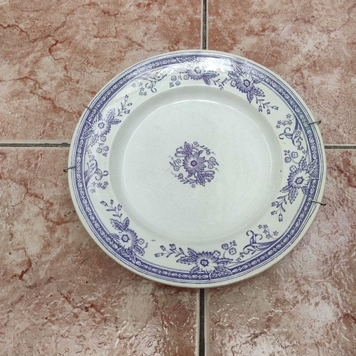 Pratos antigos da Real Fábrica de Sacavém