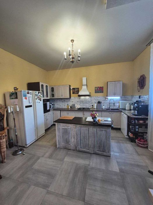 будинок для комфортного життя : паркомісце, краєвид, затишок