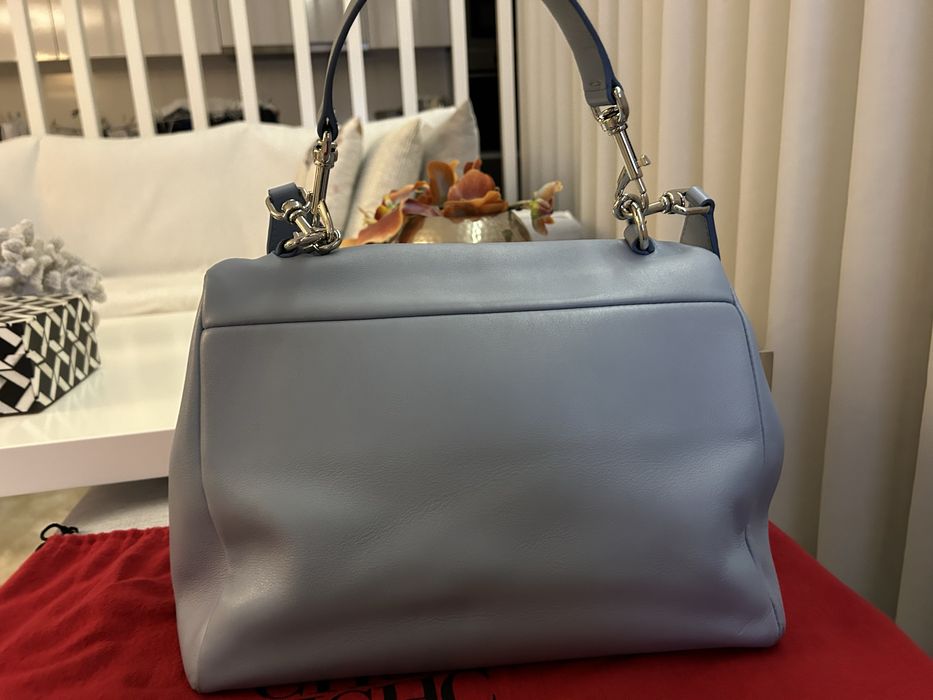 Mala Carolina Herrera em pele