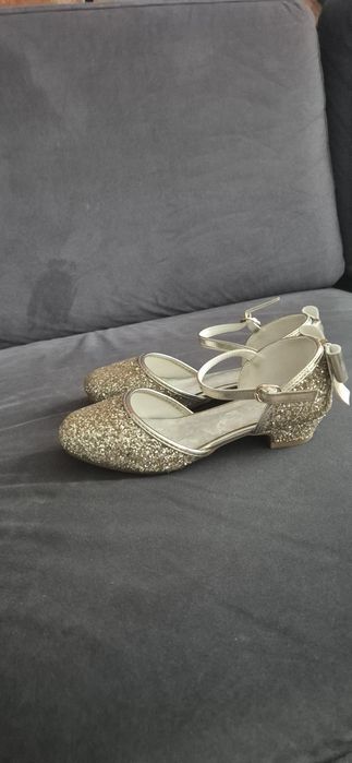 Złote pantofle, buty