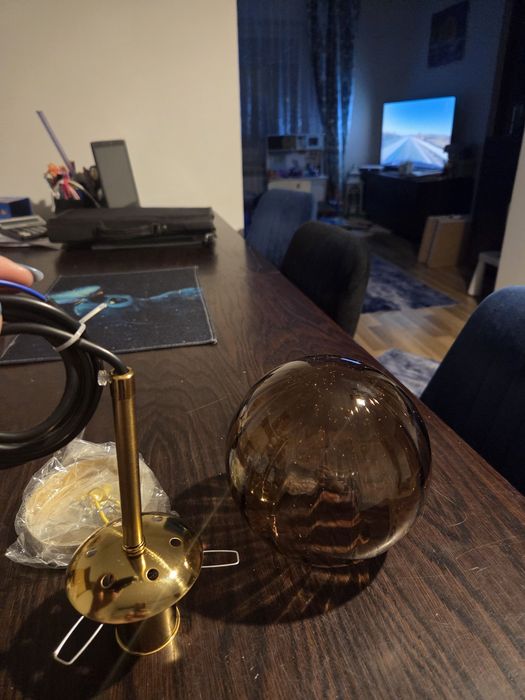 lampa wisząca ze szklanym kloszem