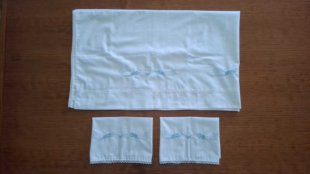 Lençol de Bebé com 2 Fronhas bordado a mão