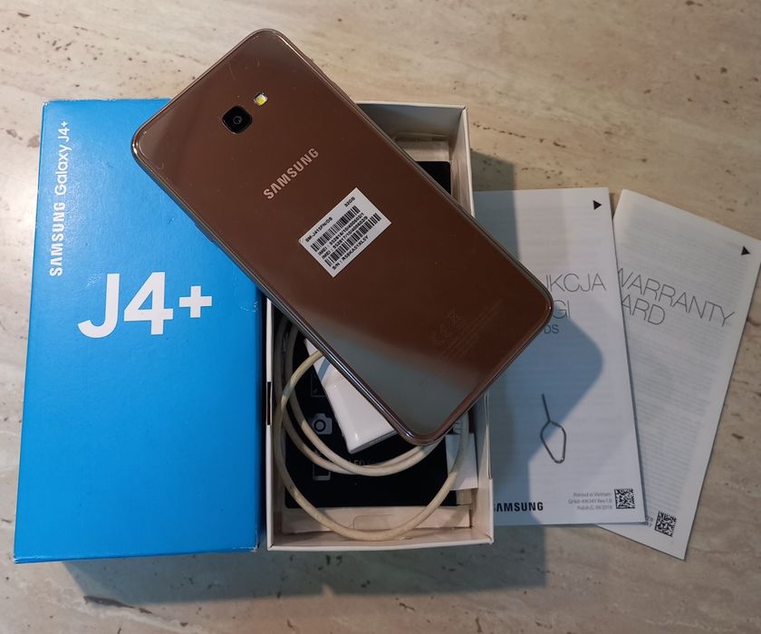Telefon w oprawie w kolorze złotym.