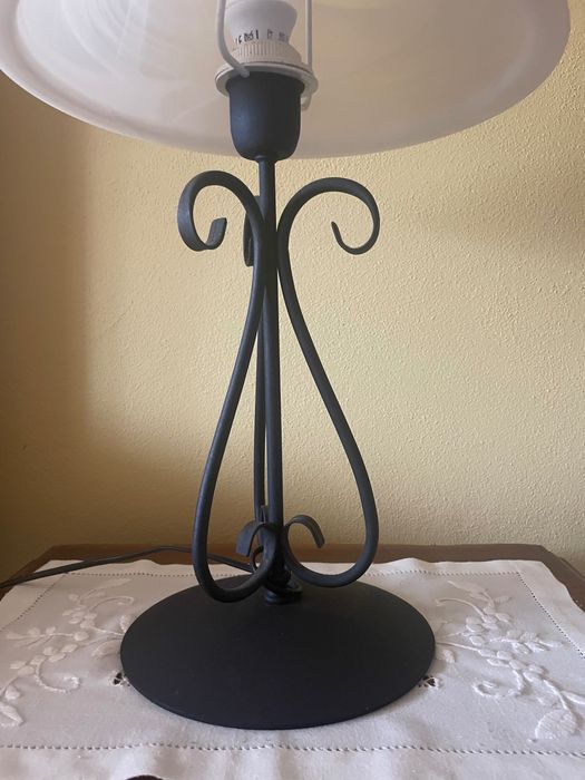 Candeeiro de mesa em vidro e ferro forjado