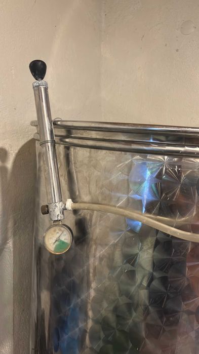 Cuba inox sempre cheia 550L — tampa flutuante c/ bomba e manómetro