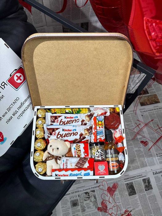 Солодкий набір на подарунок до 14 лютого у вигляді Аптечки.