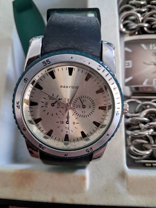 Vários relógios com caixa