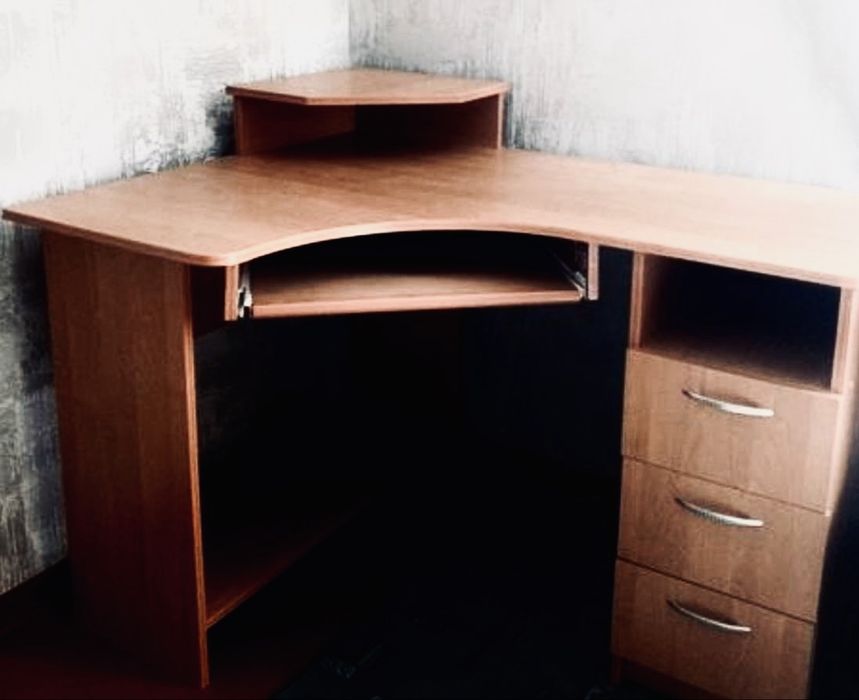 Продам стіл компьютерний б/у