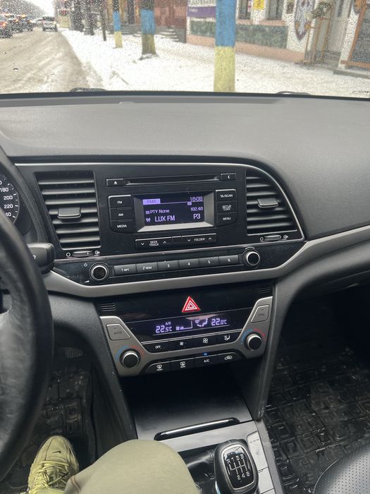 hyundai elantra 2018 року