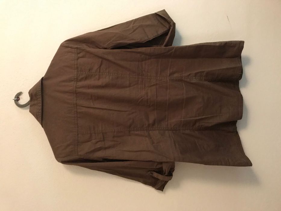 Camisas castanha e preta Stradivarius