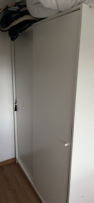 Roupeiro branco com portas decorrer