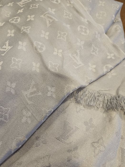 Szary długi szalik z monogramem