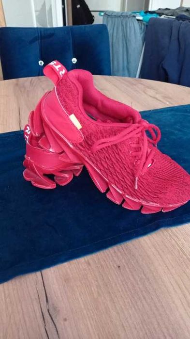 Czerwone buty 40 na nietypowej podeszwie wkładka 26 cm