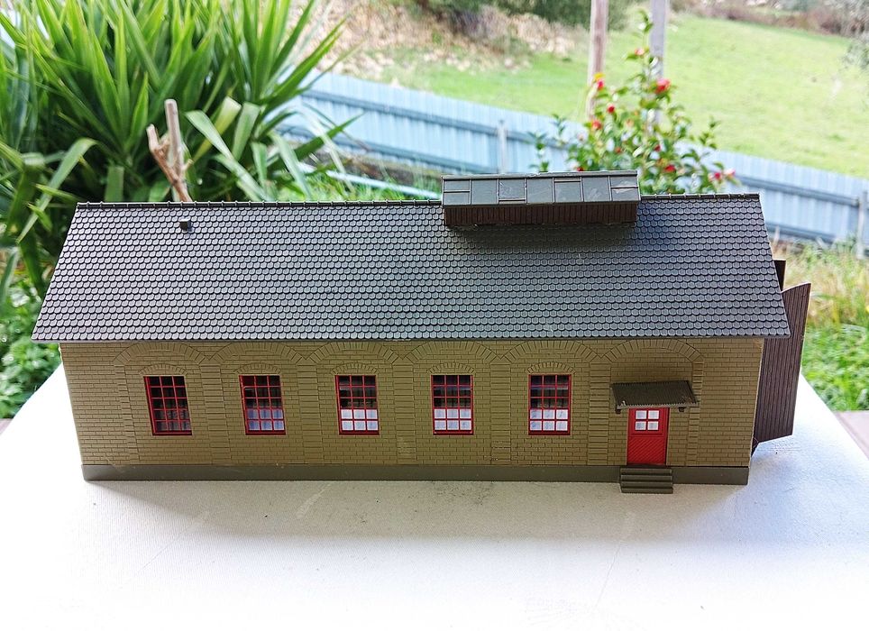 PIKO 61823 Garagem de comboios com ILUMINAÇÃO