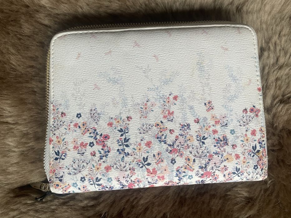 Cobertura agenda com fecho e bolsa extra exterior da Parfois, nova