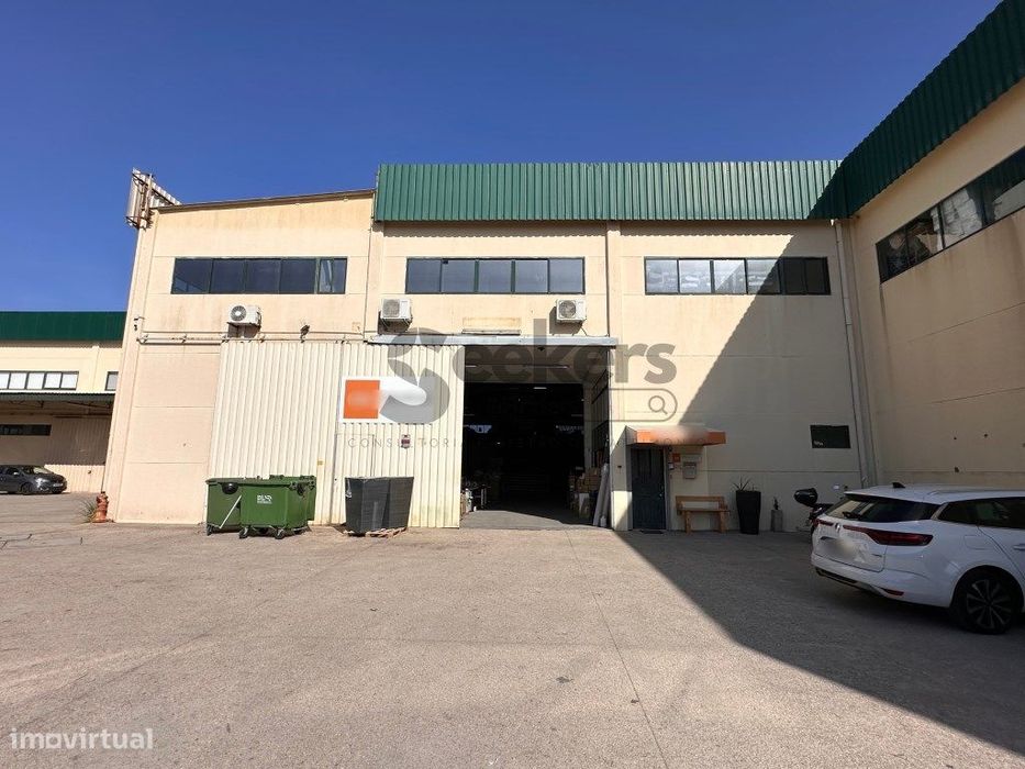 Armazém e escritório no Centro Empresarial Sintra Estoril com 1200 m2