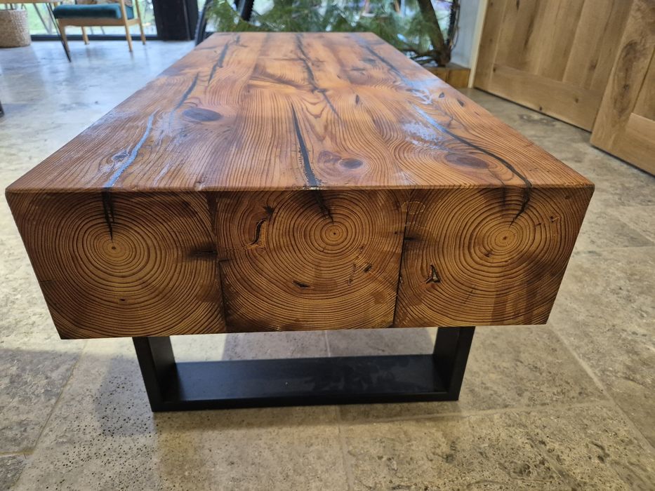 Stolik kawowy- olejowany, ze starych bali