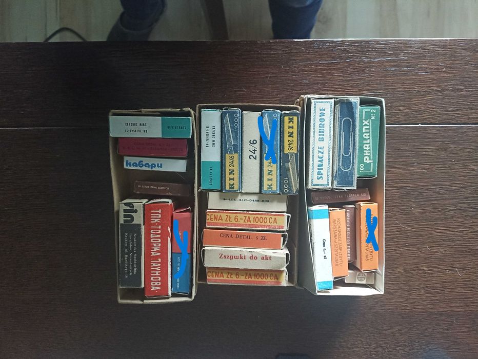 Zestaw 23 pudełek z lat 50~80 opakowań na pinezki, spinacze, zszywki
