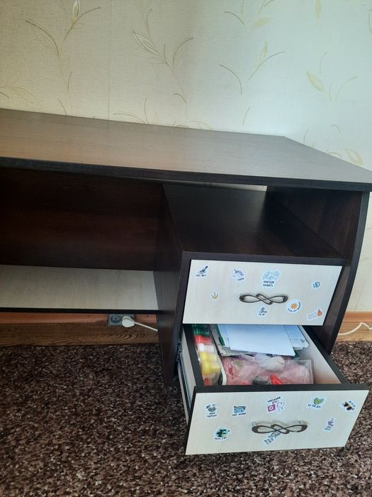 Стіл письмовий з шухлядками